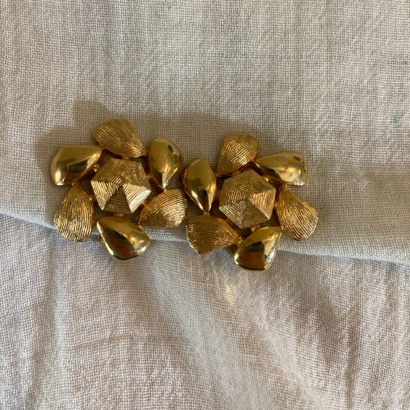 Emmons Vintage Textured & Shiny‎ Finished Clip on Earrings - Picture 2 of 6